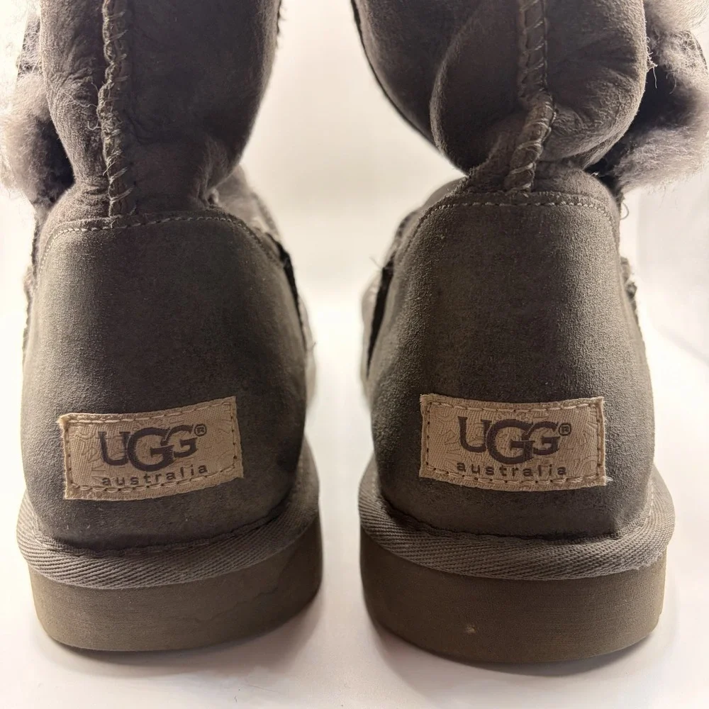 UGG Australia Bailey Button Triplet Boots Womens 9 Gray Sheepskin Winter 1873